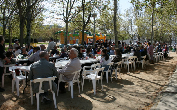 La Festa de la Rosa del PSC de la Llagosta aplega unes 400 persones