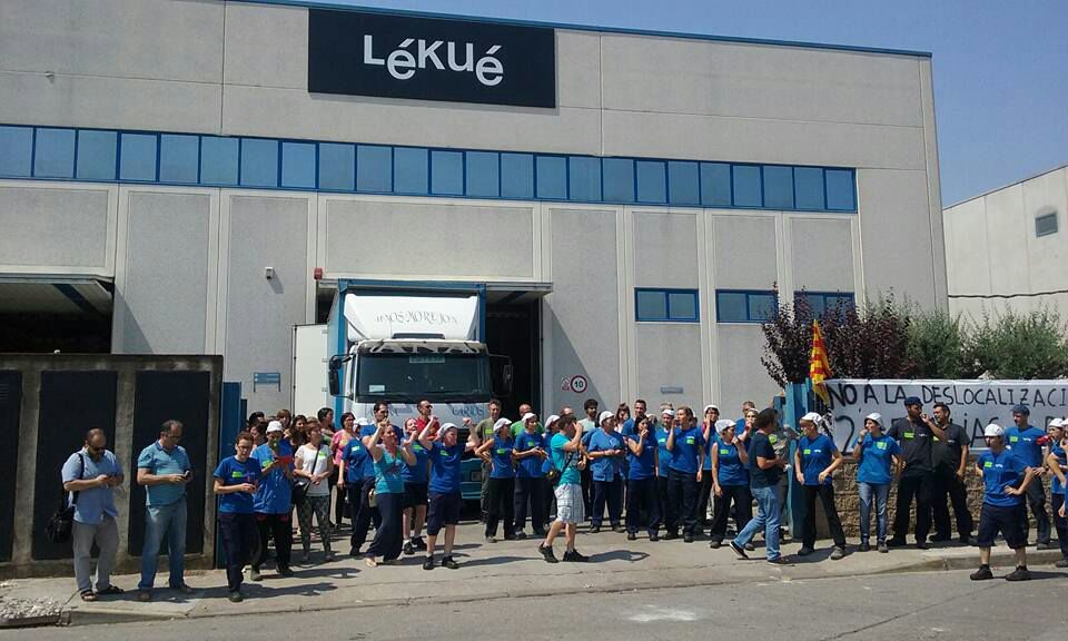 Una trentena de treballadors de Lékué fan una aturada de cinc minuts en contra de l'ERO