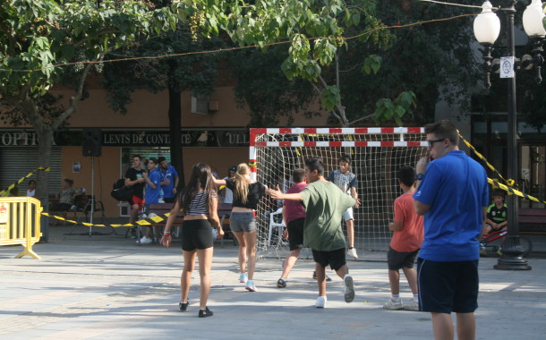 Una seixantena de joves participen en la jornada d'handbol al carrer