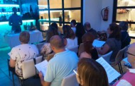 Una quinzena de persones aprenen a fer còctels amb la Biblioteca de la Llagosta