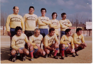 Clemente Requena com a jugador (a la fila d'amunt, el primer de l'esquerra). Fotografia: CD viejas Glorias. 