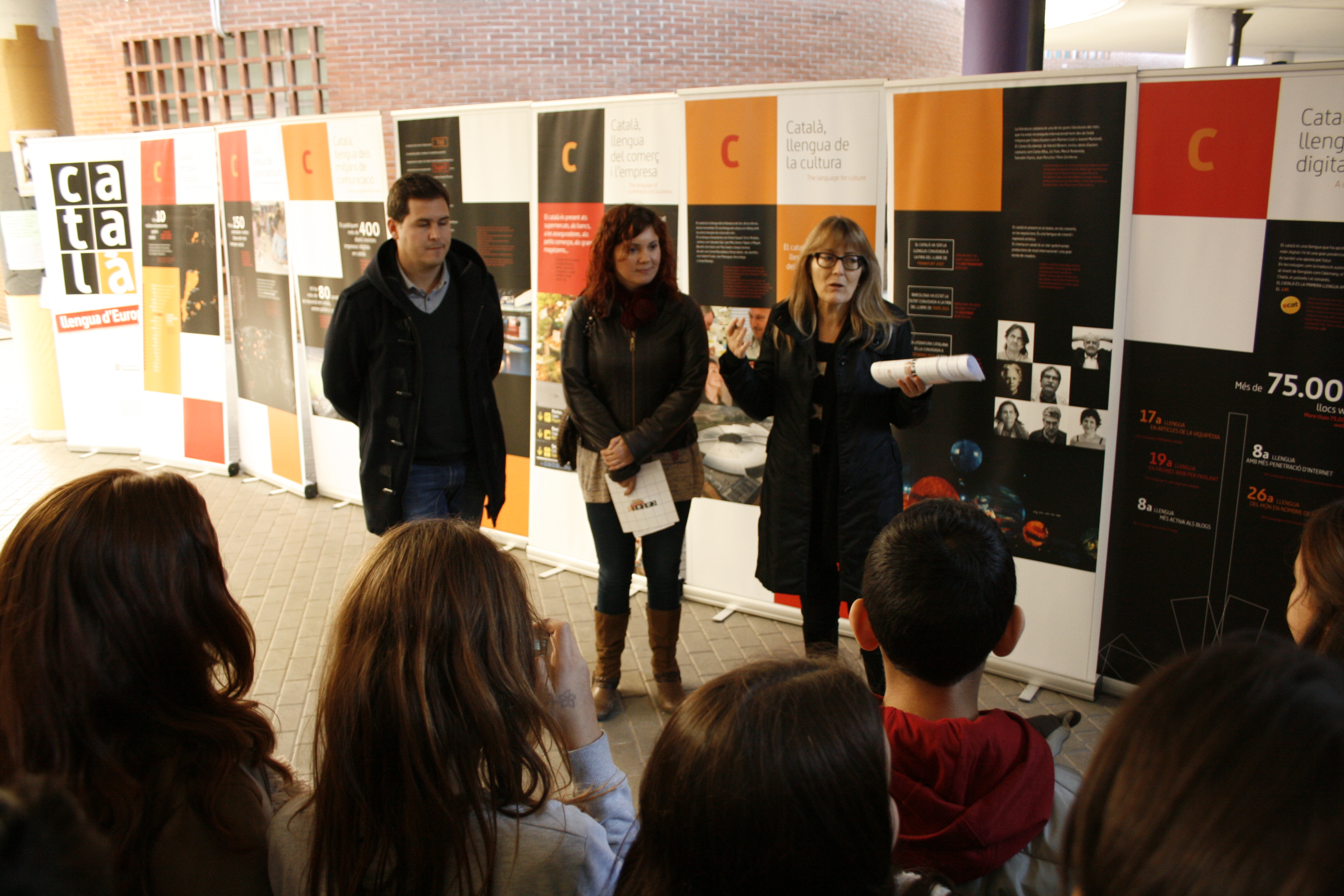 S'inaugura a l'Institut Marina l'exposició 'Català, llengua d'Europa'