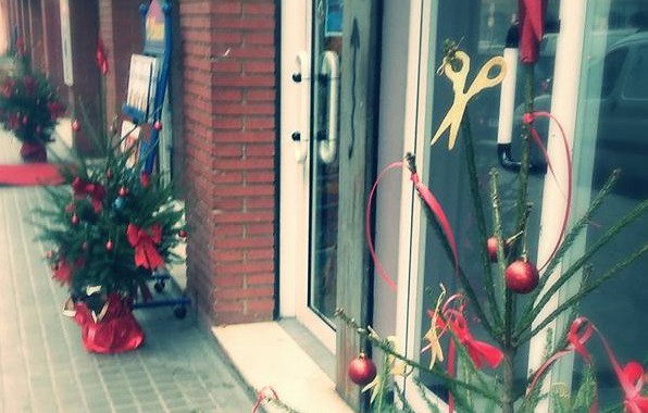 Uns 50 comerços llueixen el mateix arbre de Nadal a iniciativa de l'ACIS