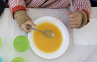 El Consistori triplica els diners destinats als ajuts de menjador escolar