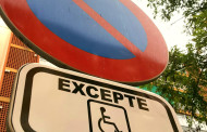 L'Ajuntament retira la paraula minusvàlids dels senyals d'aparcament per a persones amb mobilitat reduïda