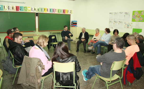 El Centre de Formació d'Adults va acollir ahir una trobada amb l'alcalde