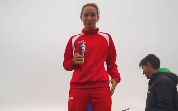 Maribel Íñiguez es penja un bronze en el Cros de Parets