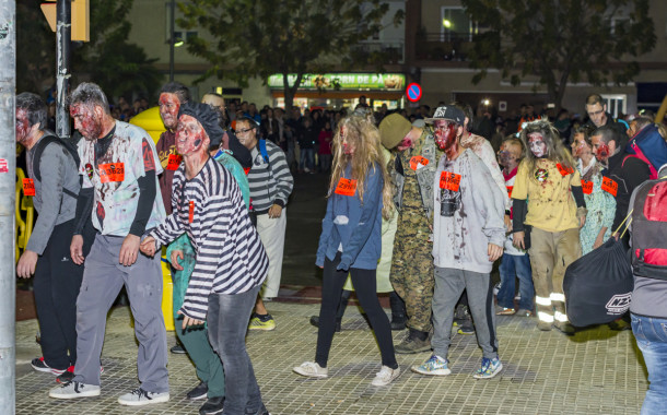 Cinquanta persones sobreviuen en la nit zombi de la Llagosta