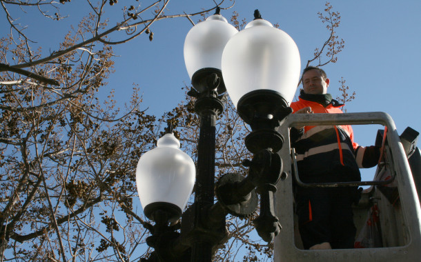 L'Ajuntament comença a substituir els llums de la plaça d'Antoni Baqué