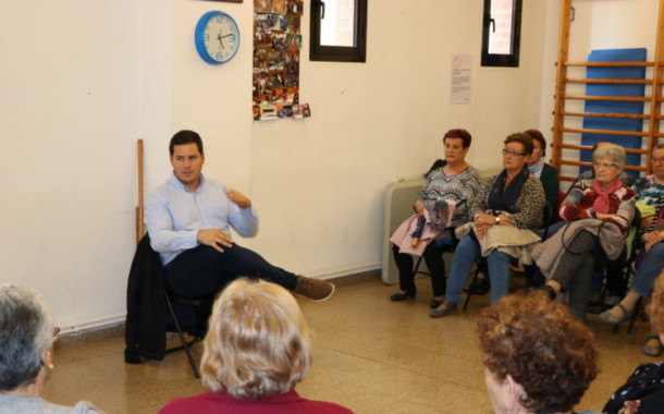 El alcalde mantiene un encuentro con la ciudadanía en el Casal d'Avis