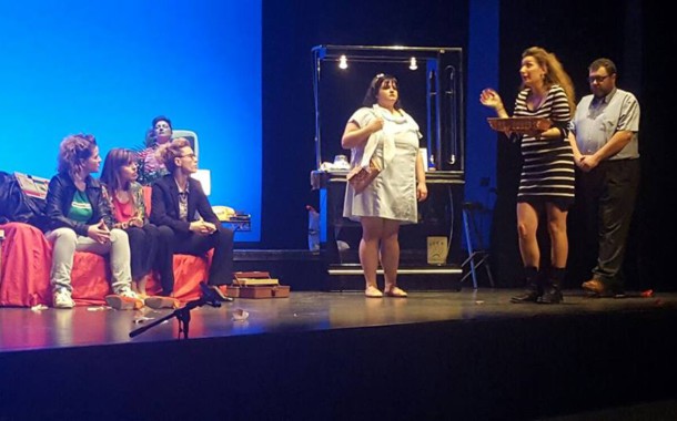 Nanocosmos Teatre omple el Centre Cultural amb 'Hombres al borde de un ataque de mujeres'
