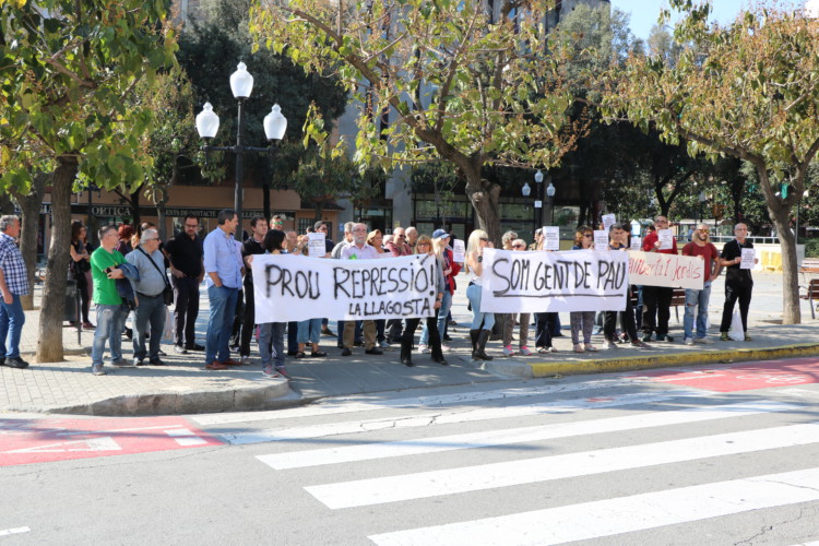 Un grup de persones protesten a la Llagosta per l'empresonament dels presidents de l'ANC i d'Òmnium Cultural