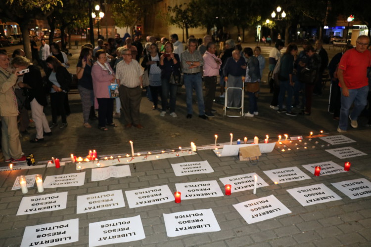 La plaça d'Antoni Baqué va acollir ahir al vespre una altra manifestació en suport als presidents de l'ANC i Òmnium