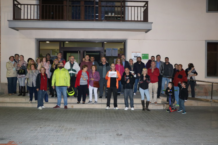Una cinquantena de persones dona suport a la Llagosta als exconsellers encausats