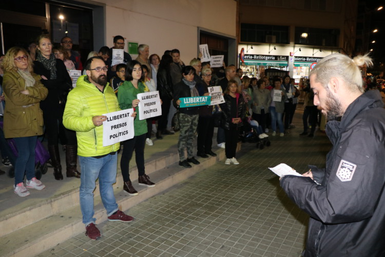 Una vuitantena de persones es concentra a la Llagosta per demanar la llibertat de Jordi Sànchez, Jordi Cuixart i els exconsellers
