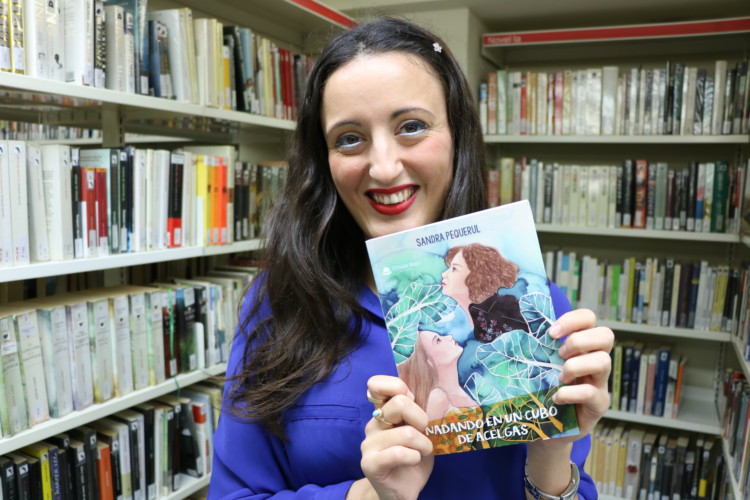 Sandra Pequerul publica la seva primera novel·la, 'Nadando en un cubo de acelgas'