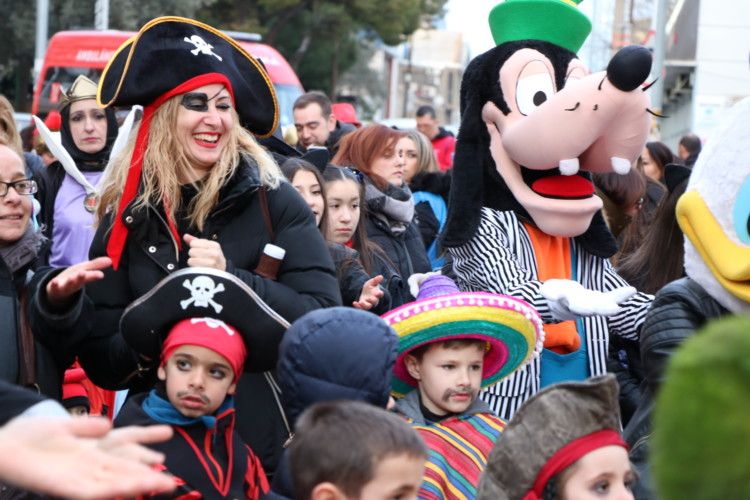 Centenars d'infants participen a la rua infantil de Carnaval
