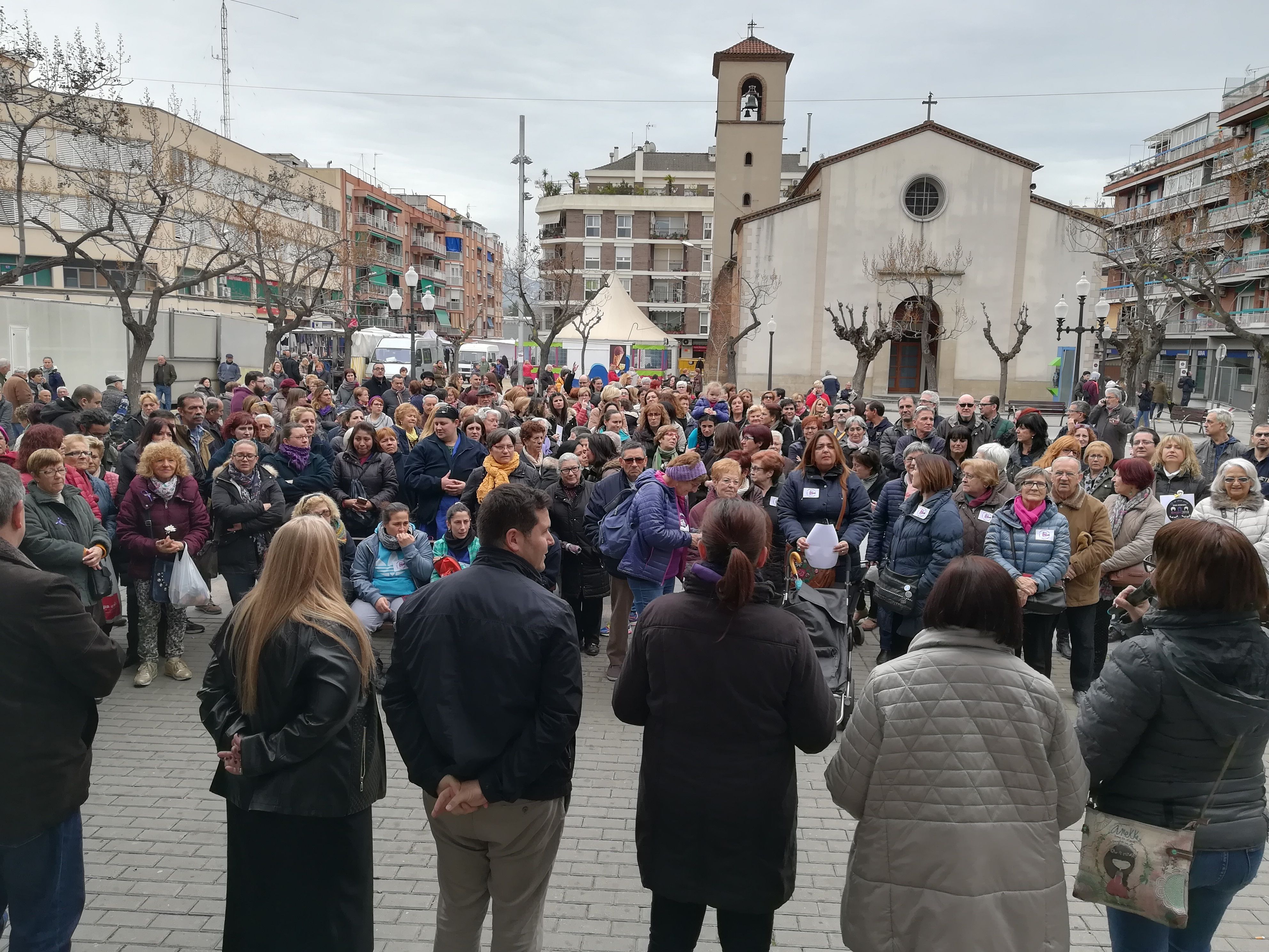 Veïnes i veïns de la Llagosta es concentren a la plaça d'Antoni Baqué en suport a la vaga