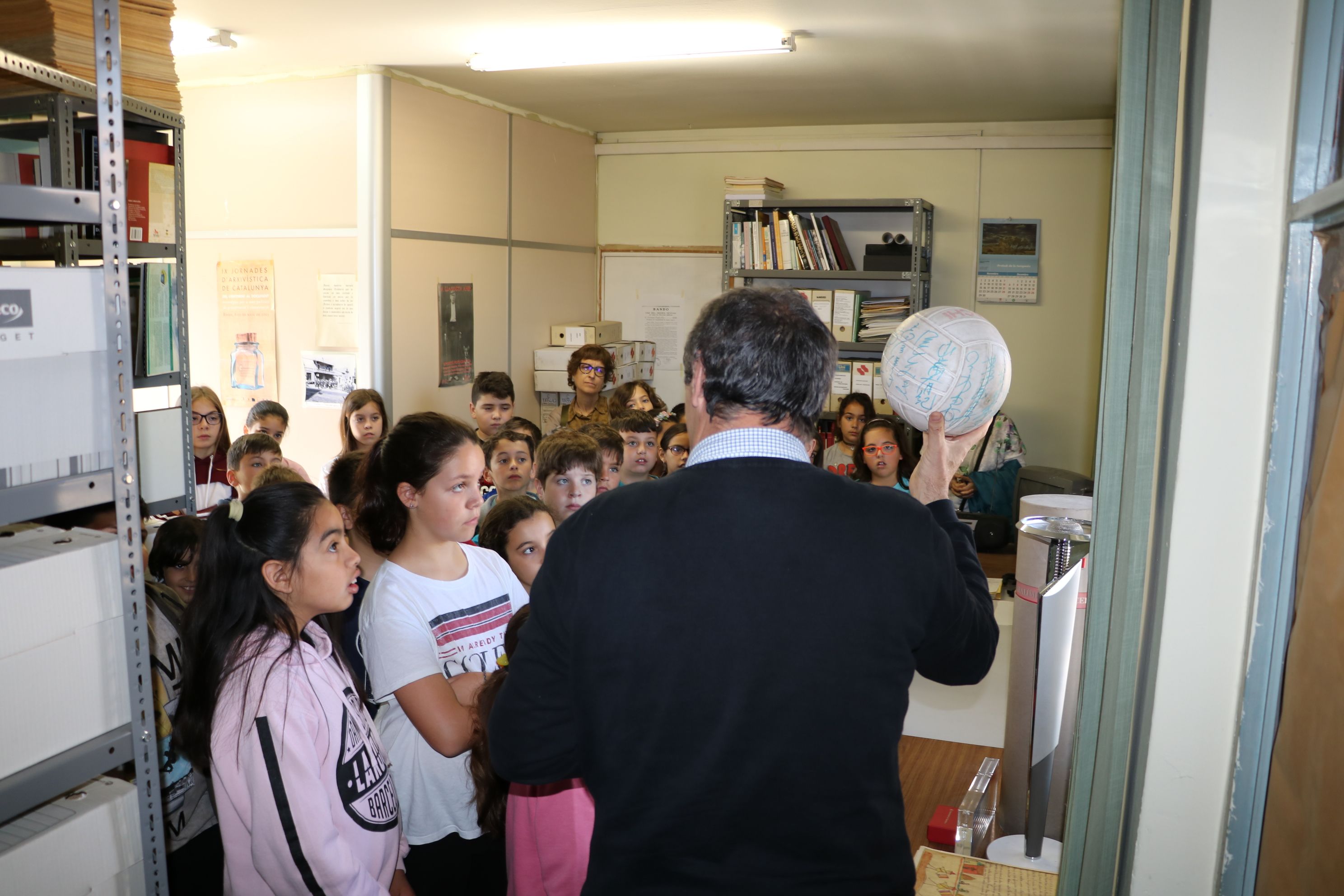 Els estudiants de quart de Primària de l'Escola Joan Maragall han visitat avui l'Ajuntament