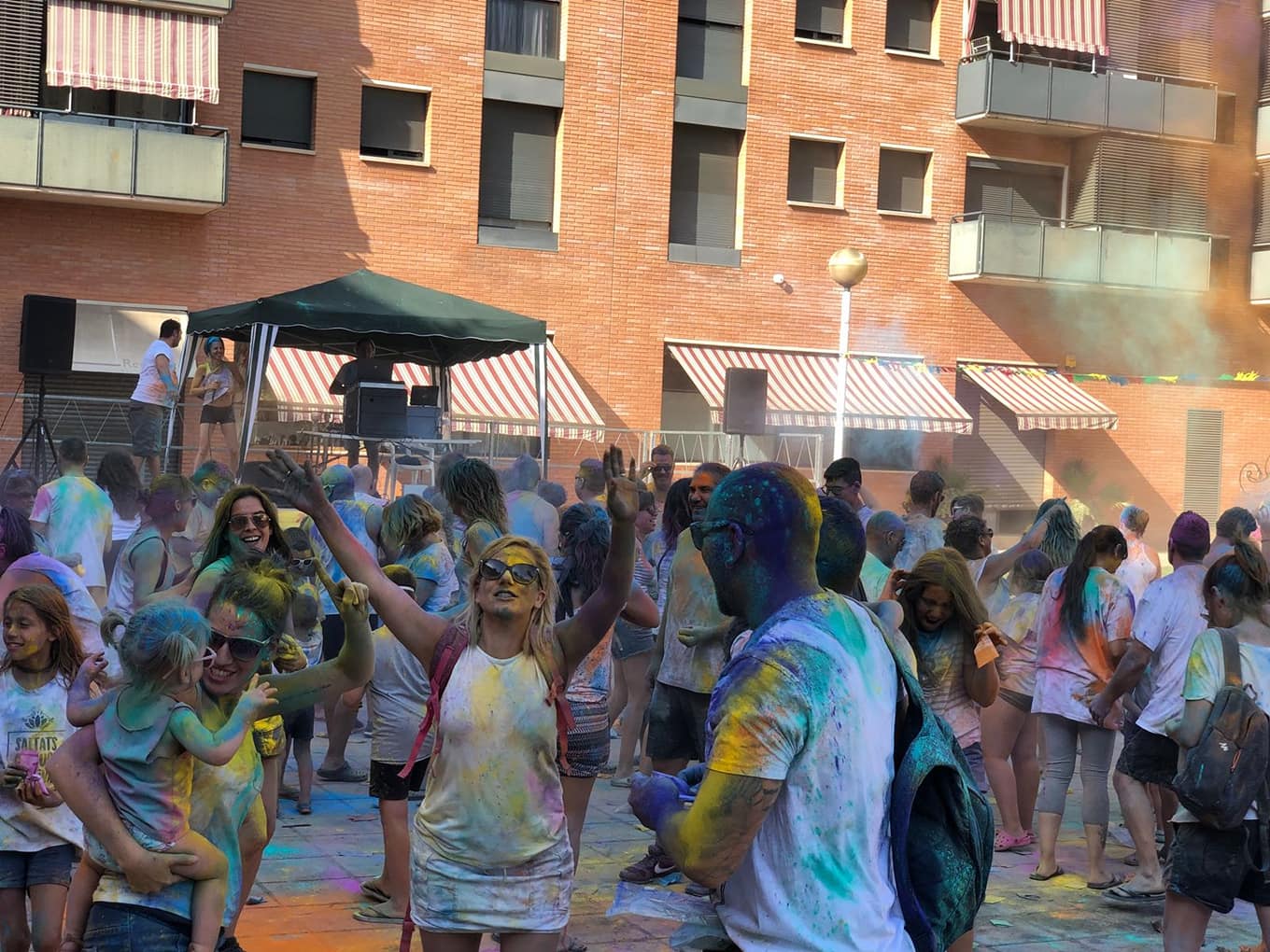 Més de 200 persones participen al Saltats Colour Festival