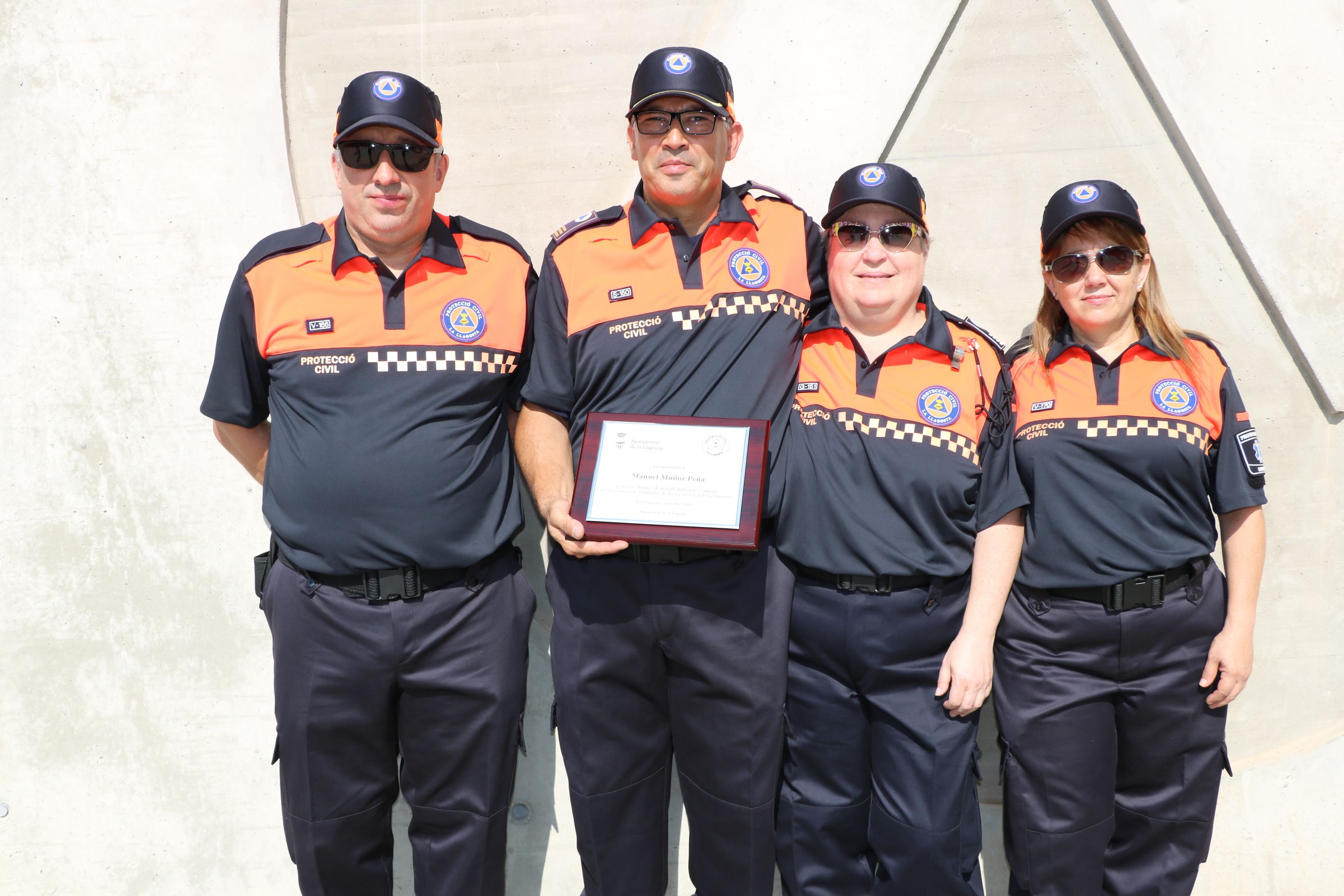 L’Associació de Voluntaris de Protecció Civil estrena nou uniforme i Manuel Muñoz rep un reconeixement