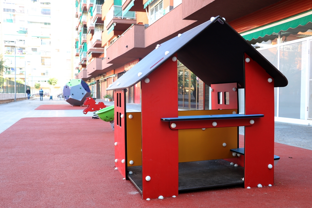 L'Ajuntament ha renovat la zona infantil del carrer de Pablo Picasso