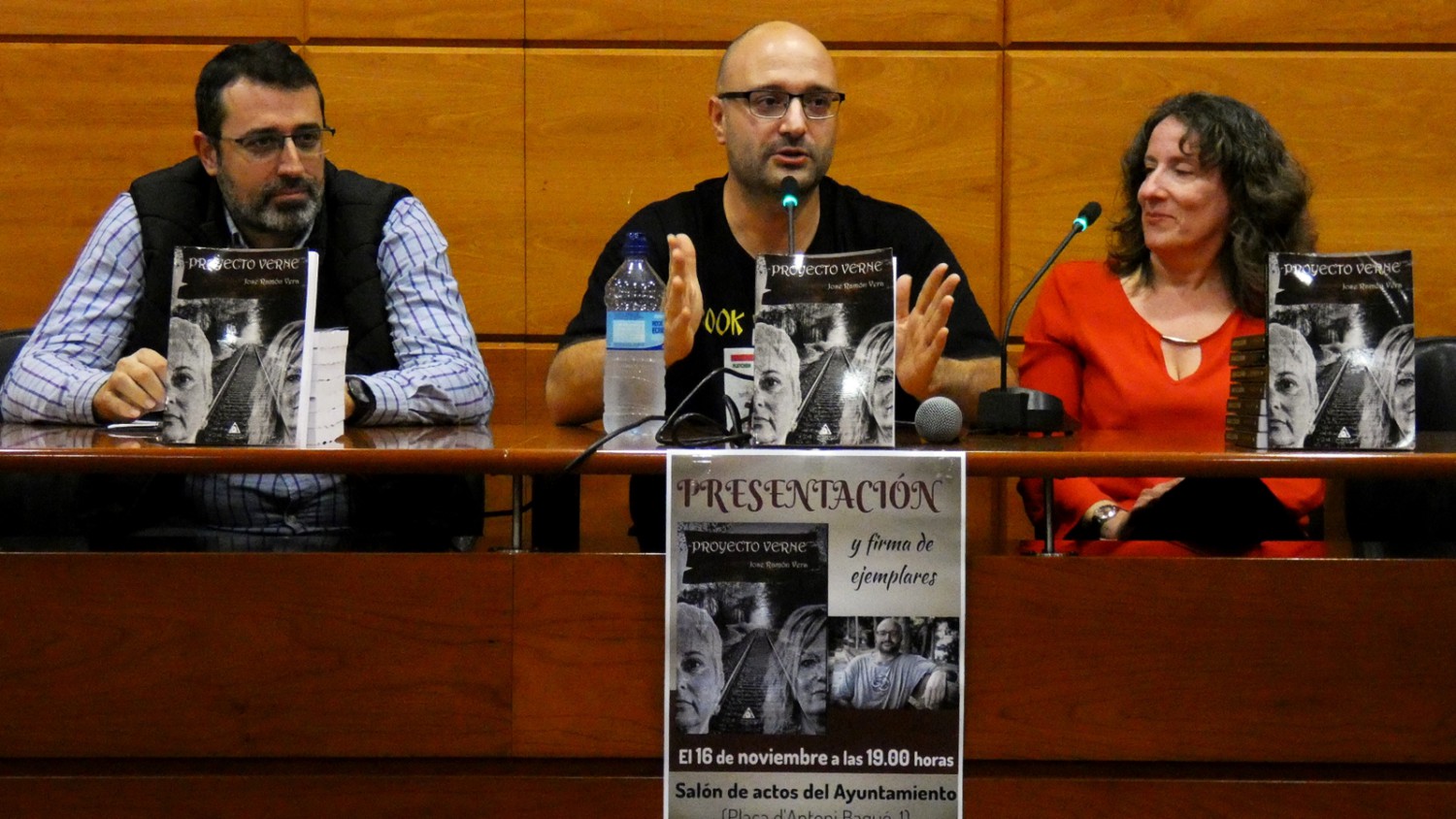 José Ramón Vera va presentar la seva nova novel·la a una Sala de plens plena de gom a gom