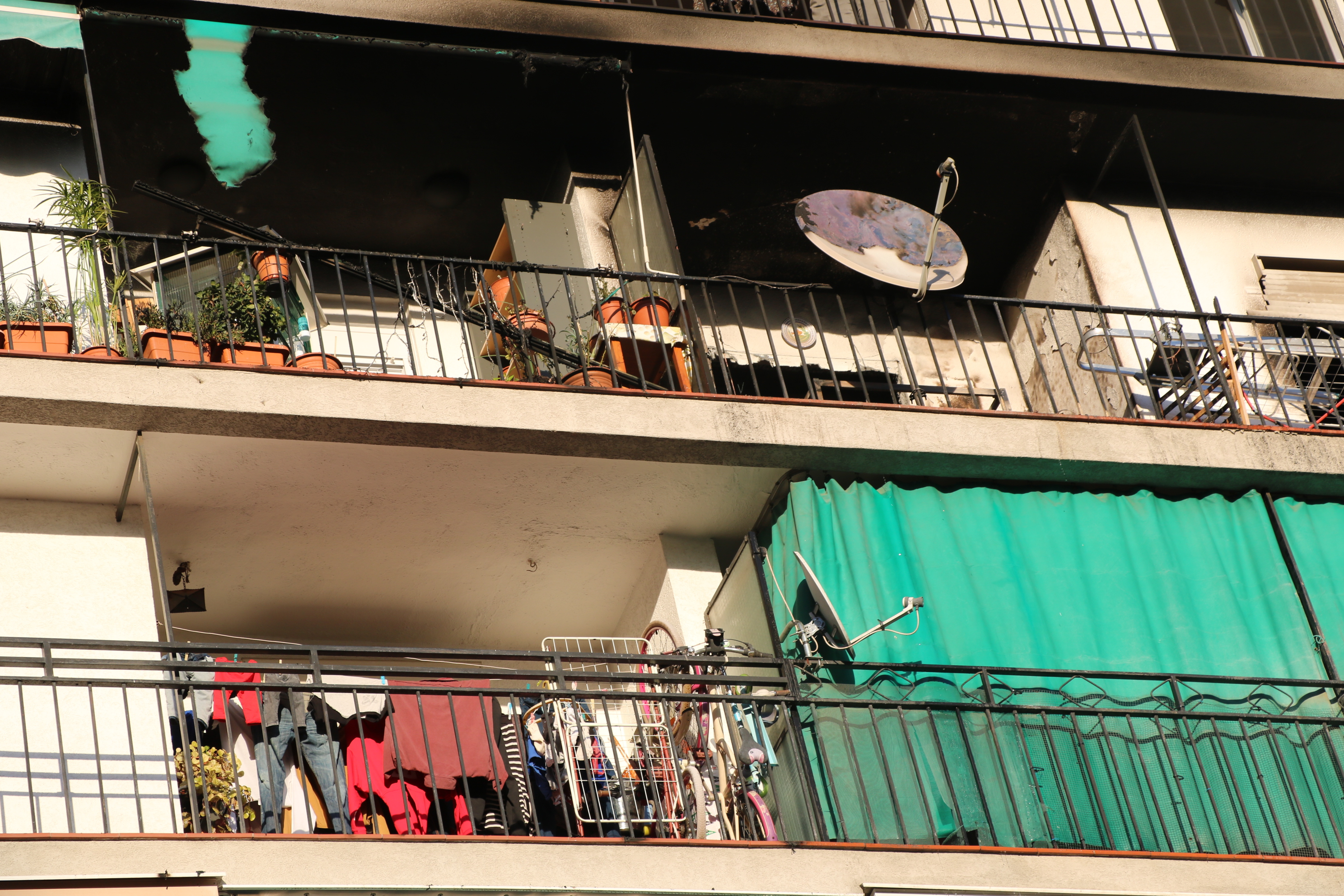 Tornen els primers veïns al bloc de pisos de la plaça de Catalunya