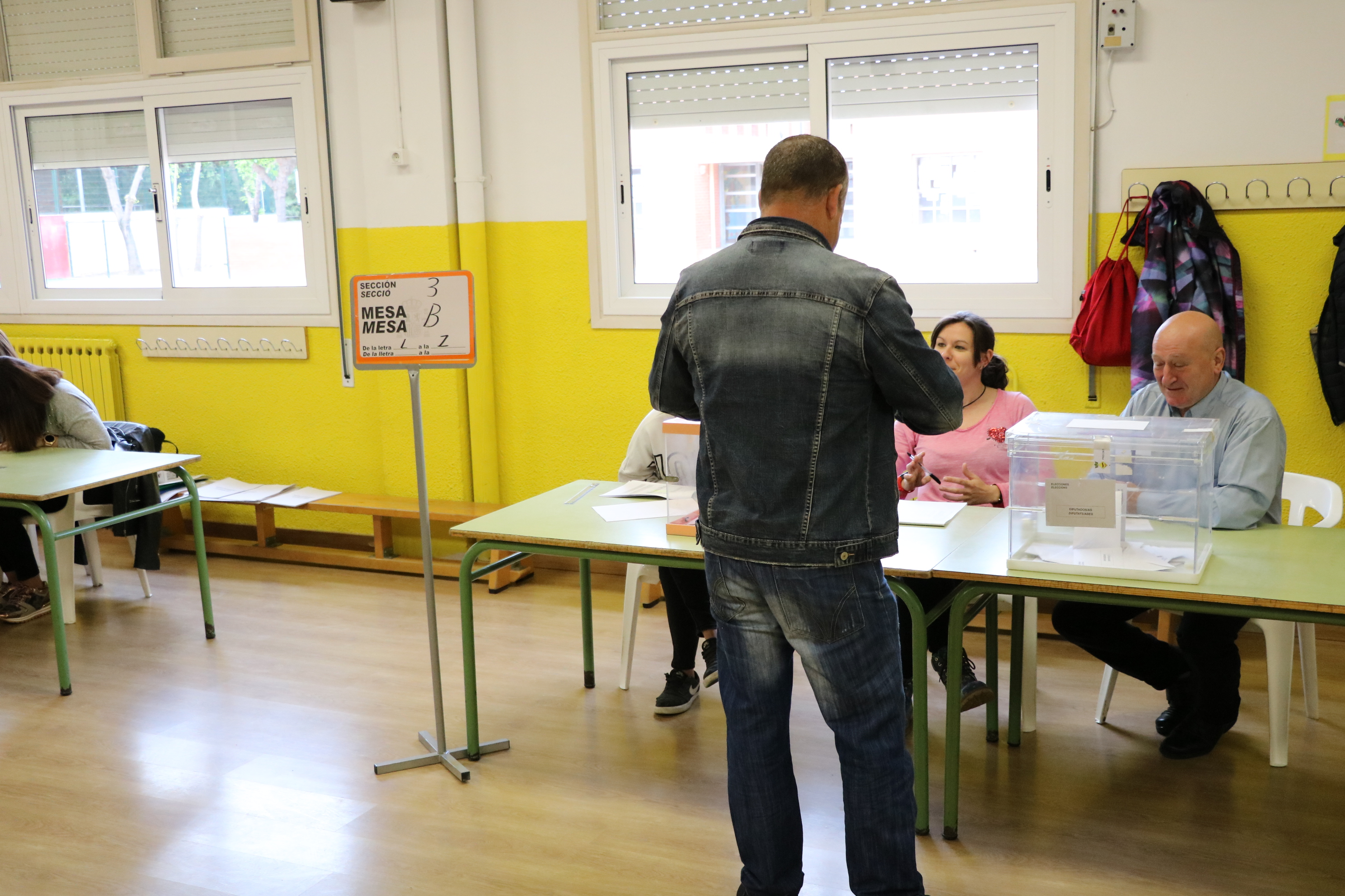 La jornada de les eleccions generals comença amb normalitat a la Llagosta