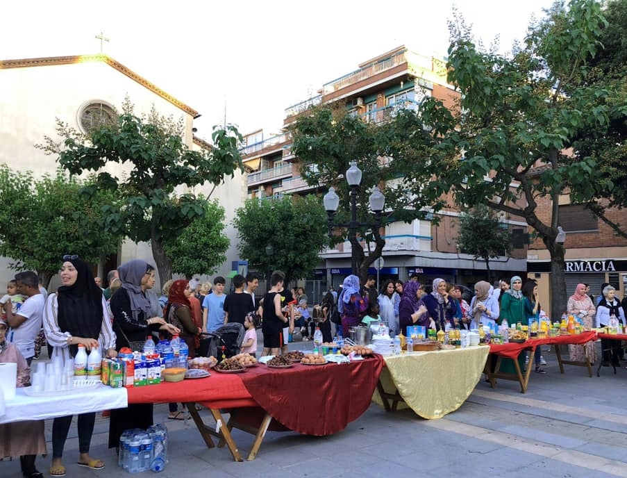Bona acollida de l'Iftar organitzat dissabte a la plaça d'Antoni Baqué