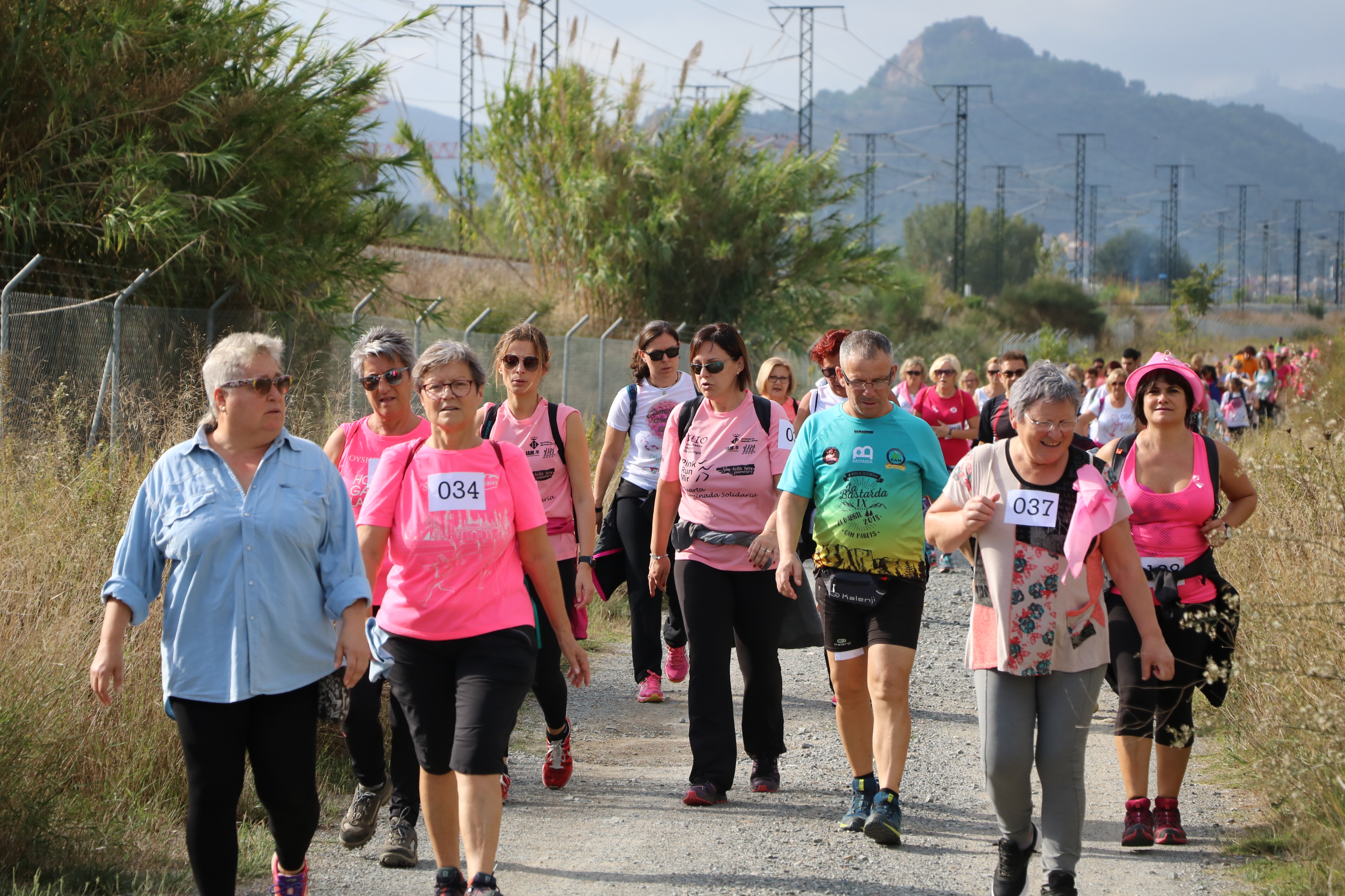 Més de 200 persones, a la Caminada contra el càncer de mama