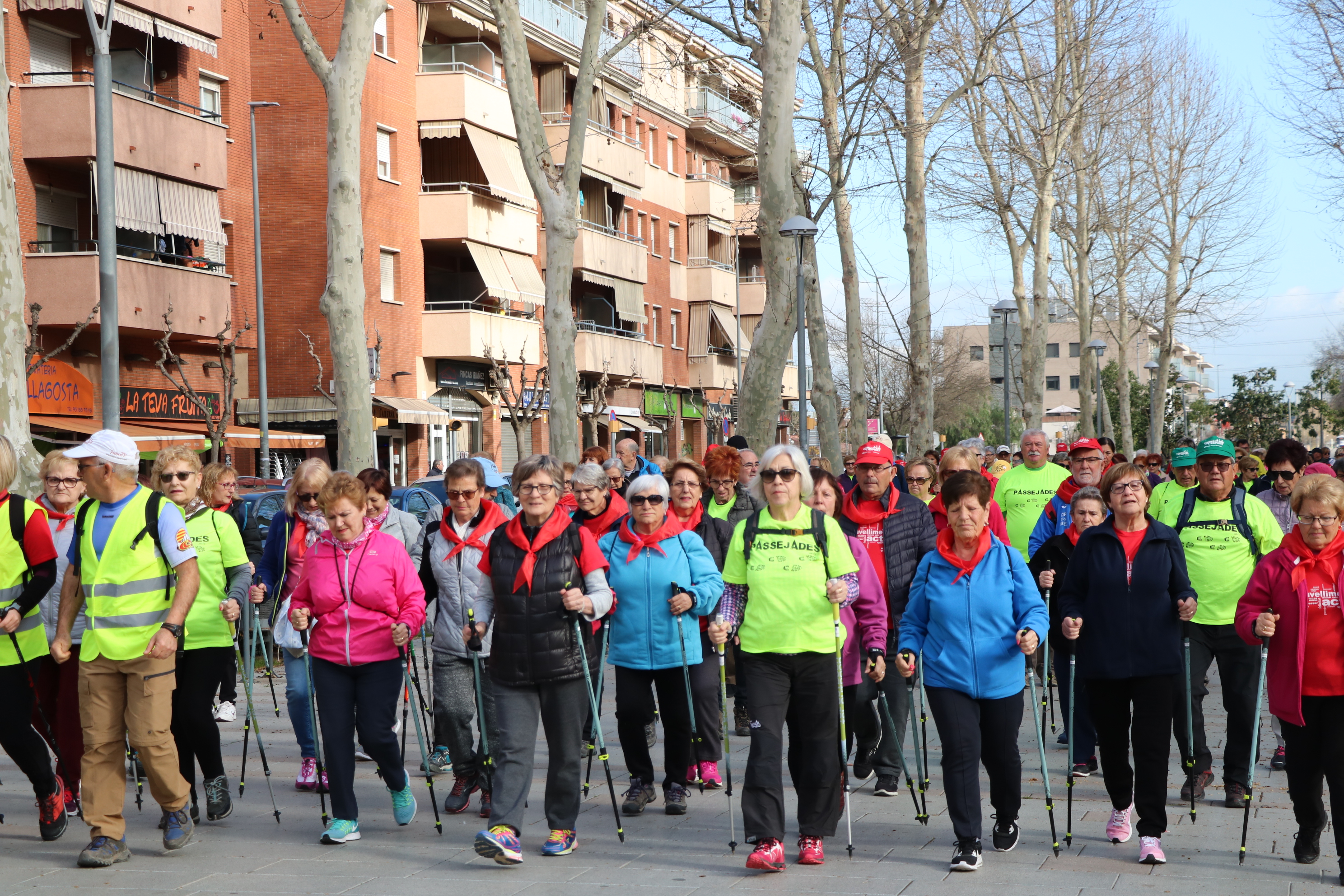 Gairebé 200 participants en la passejada per a la gent gran de la Llagosta