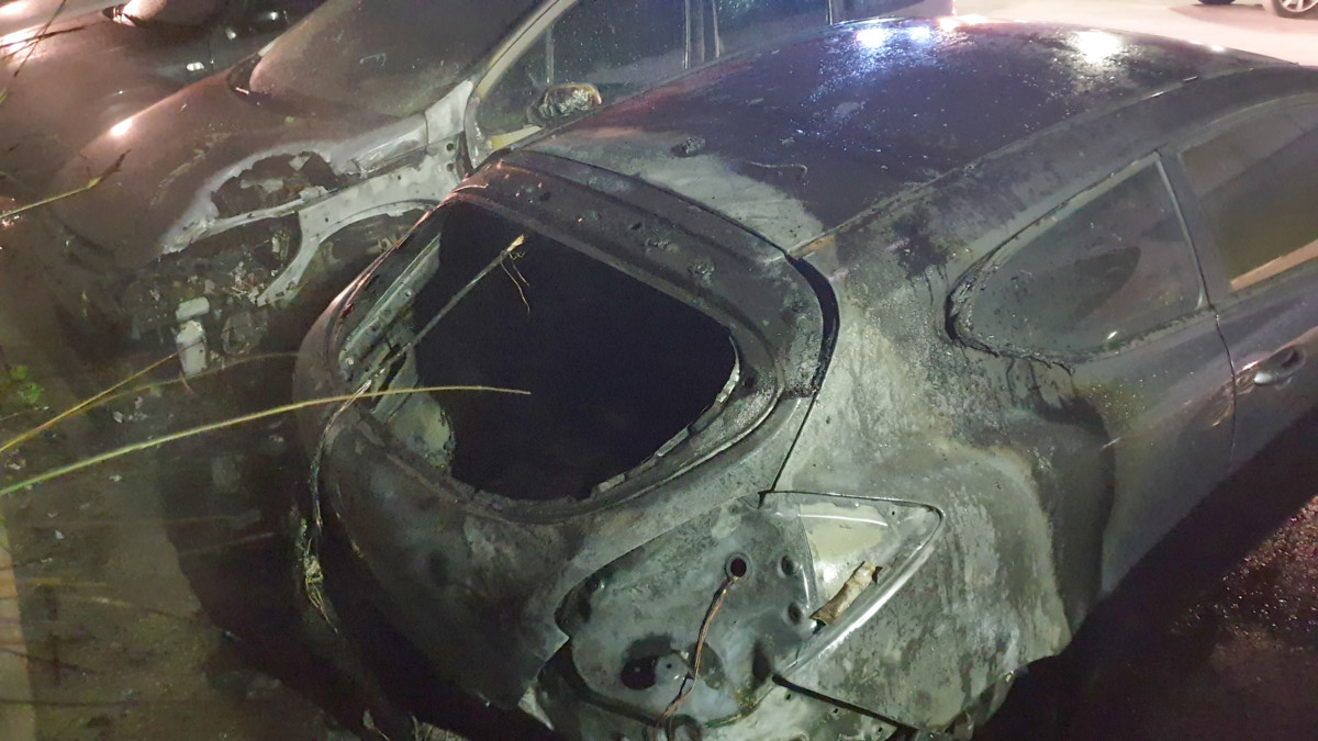Els Mossos d'Esquadra investiguen l'incendi de tres cotxes a la Llagosta