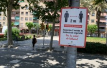 L'Ajuntament penja cartells informatius per recordar la distància de dos metres de seguretat entre les persones